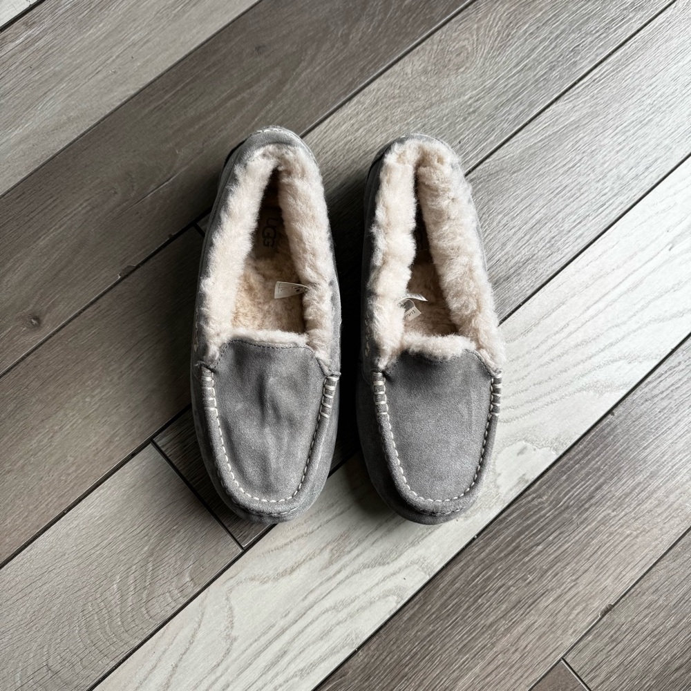 UGG Ansley Water Resistant Slipper (Women) | Size: 9 | Regular Condition - Picture 2 of 8